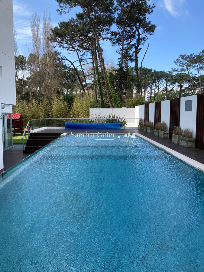 Apartamento ID.2427 - Amplio apartamento de 2 dormitorios y 2 baños, ubicado en un punto estratégico, cerca de todo, con terraza tipo patio.