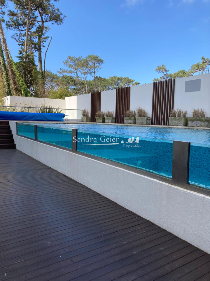 Apartamento ID.2427 - Amplio apartamento de 2 dormitorios y 2 baños, ubicado en un punto estratégico, cerca de todo, con terraza tipo patio.