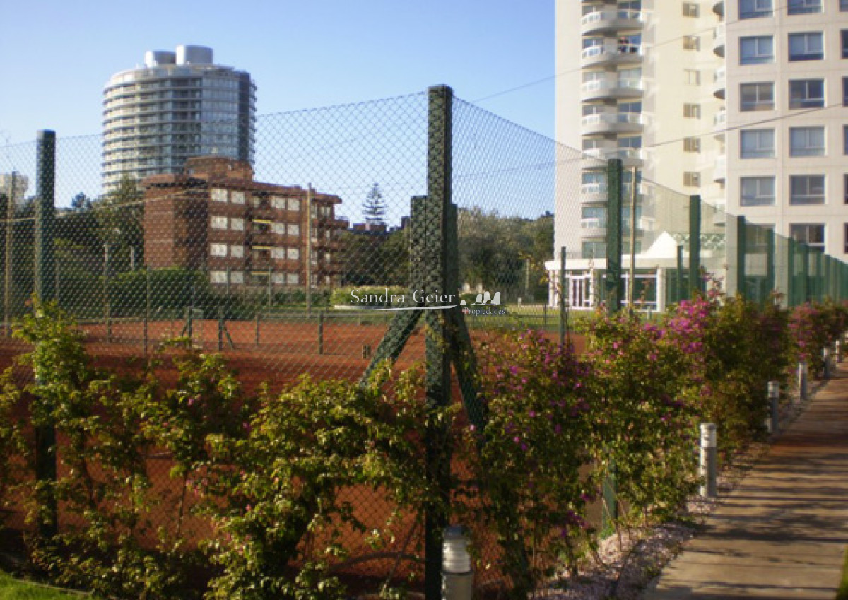 Apartamento ID.2426 - Apartamento en venta de 2 dormitorios, en zona céntrica con variedad de servicios. Punta del Este. 