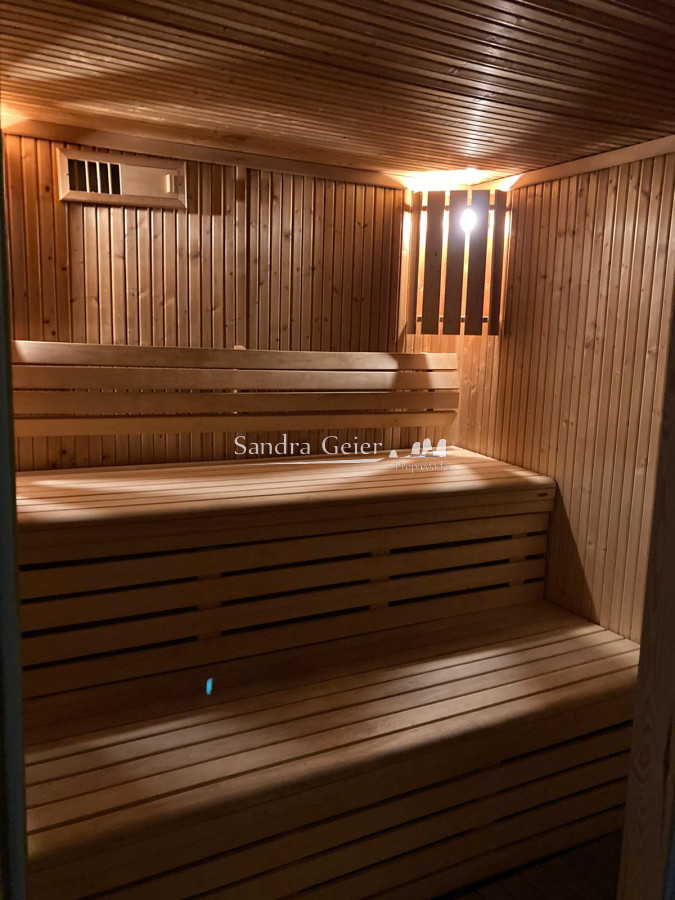 Apartamento ID.2427 - Amplio apartamento de 2 dormitorios y 2 baños, ubicado en un punto estratégico, cerca de todo, con terraza tipo patio.