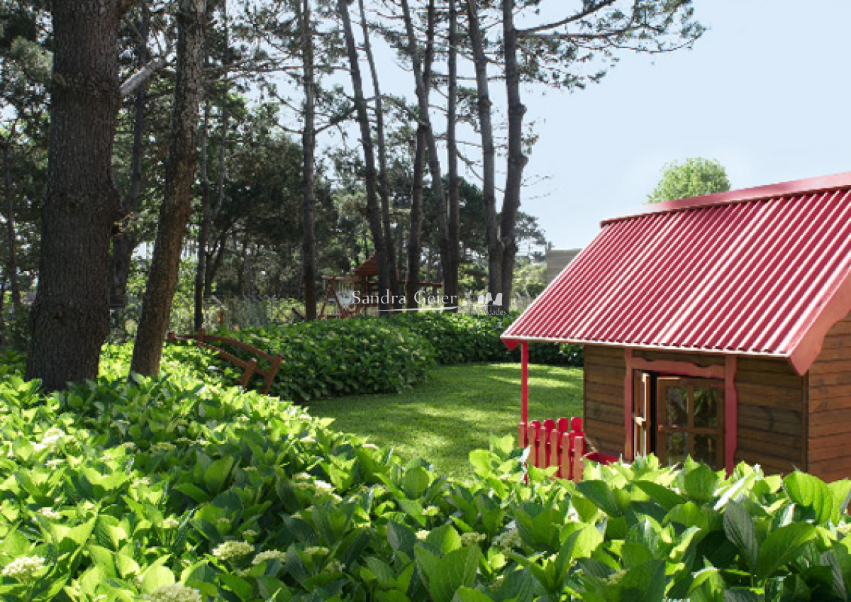 Apartamento ID.2426 - Apartamento en venta de 2 dormitorios, en zona céntrica con variedad de servicios. Punta del Este. 
