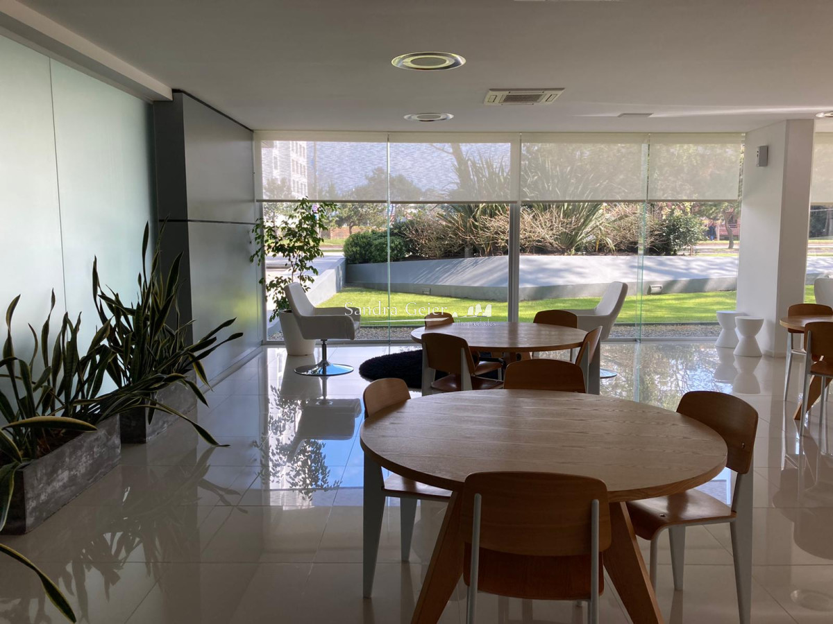 Apartamento ID.2427 - Amplio apartamento de 2 dormitorios y 2 baños, ubicado en un punto estratégico, cerca de todo, con terraza tipo patio.