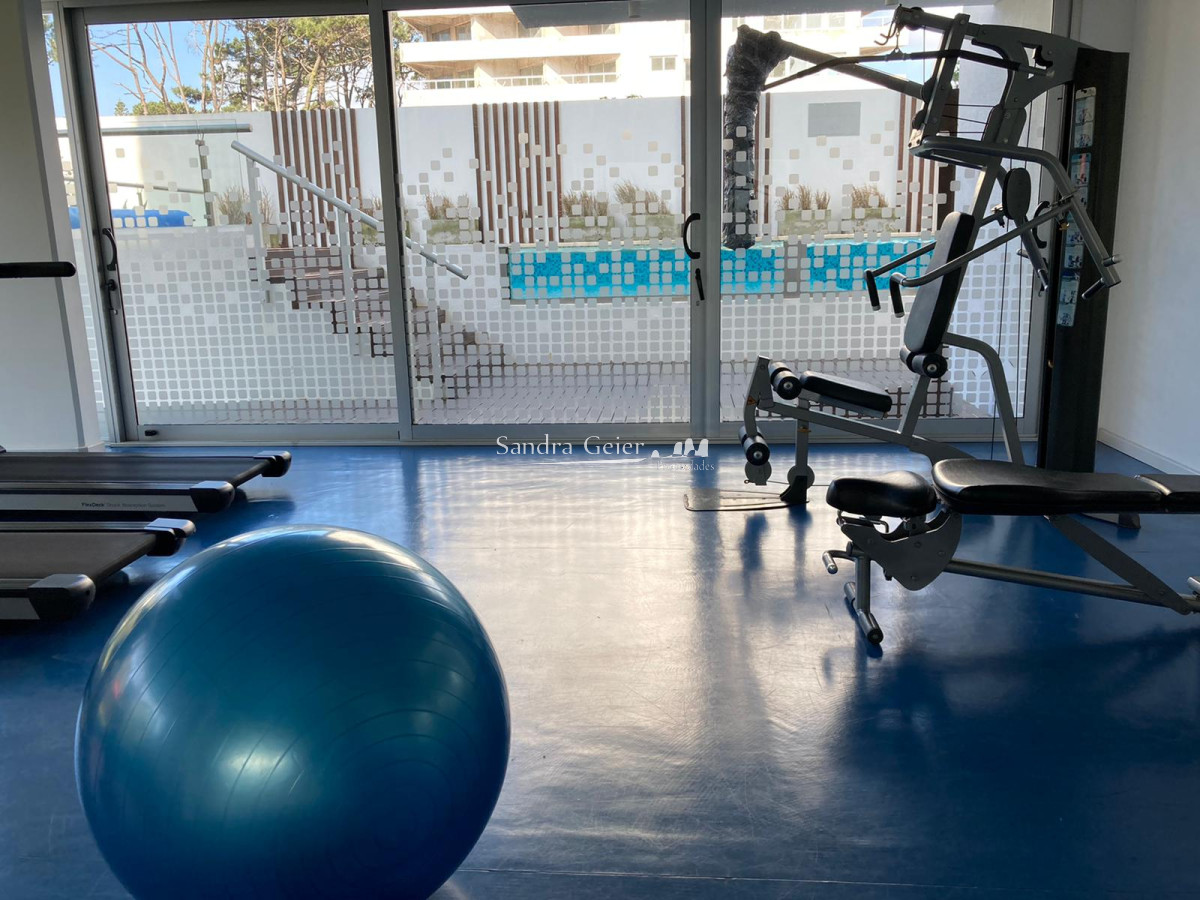 Apartamento ID.2427 - Amplio apartamento de 2 dormitorios y 2 baños, ubicado en un punto estratégico, cerca de todo, con terraza tipo patio.