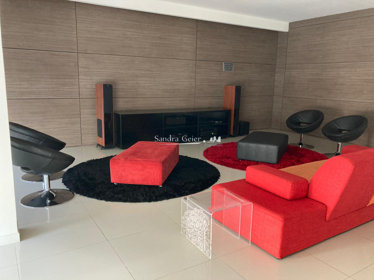 Apartamento ID.2427 - Amplio apartamento de 2 dormitorios y 2 baños, ubicado en un punto estratégico, cerca de todo, con terraza tipo patio.