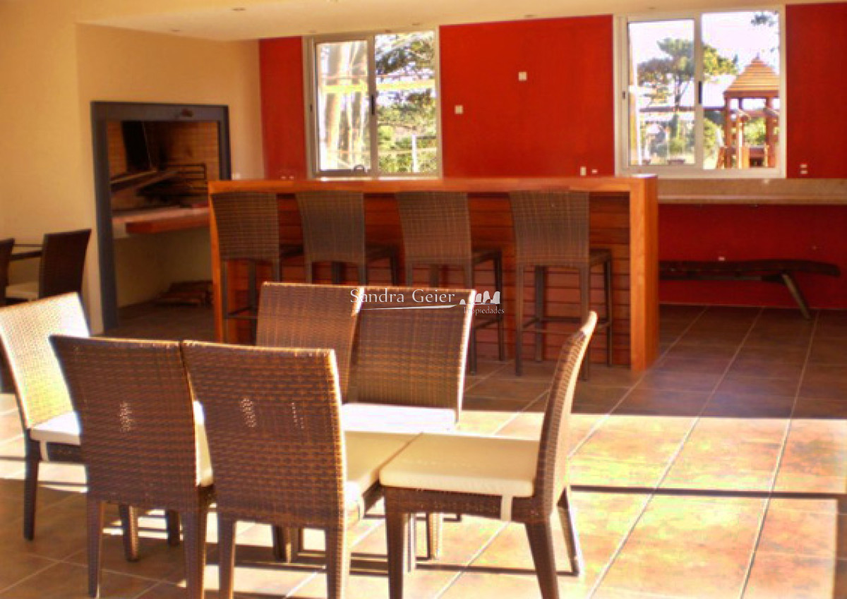 Apartamento ID.2426 - Apartamento en venta de 2 dormitorios, en zona céntrica con variedad de servicios. Punta del Este. 