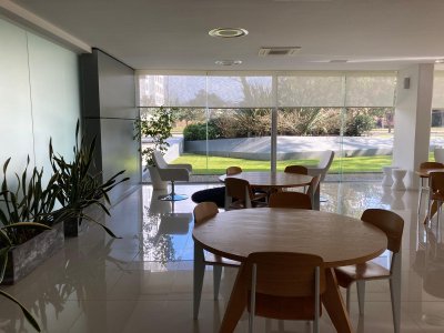 Apartamento ID.2427 - Amplio apartamento de 2 dormitorios y 2 baños, ubicado en un punto estratégico, cerca de todo, con terraza tipo patio.