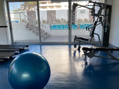 Apartamento ID.2427 - Amplio apartamento de 2 dormitorios y 2 baños, ubicado en un punto estratégico, cerca de todo, con terraza tipo patio.