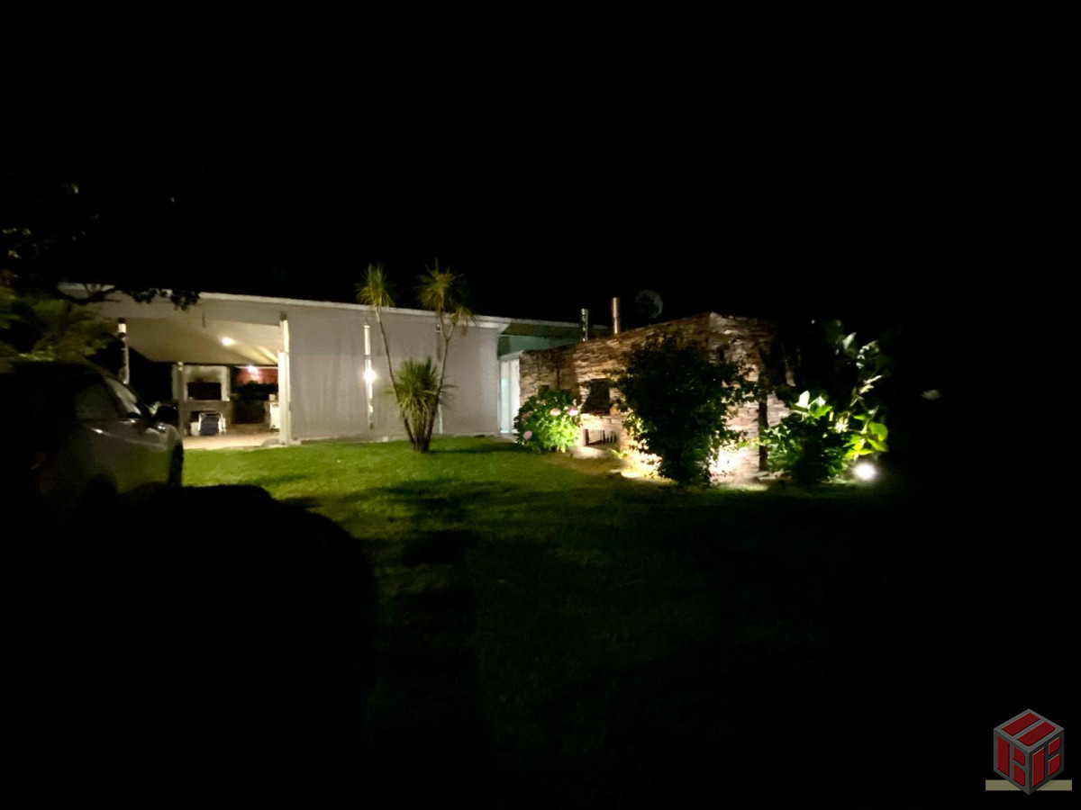 Casa ID.8874 - Casa en venta de 2 dormitorios en Pinares, Punta del Este