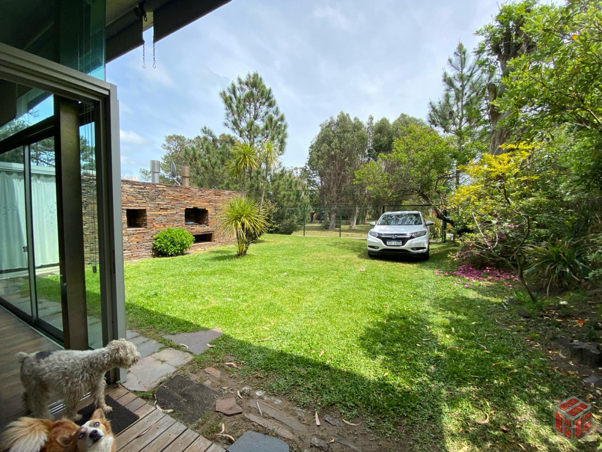 Casa ID.8874 - Casa en venta de 2 dormitorios en Pinares, Punta del Este
