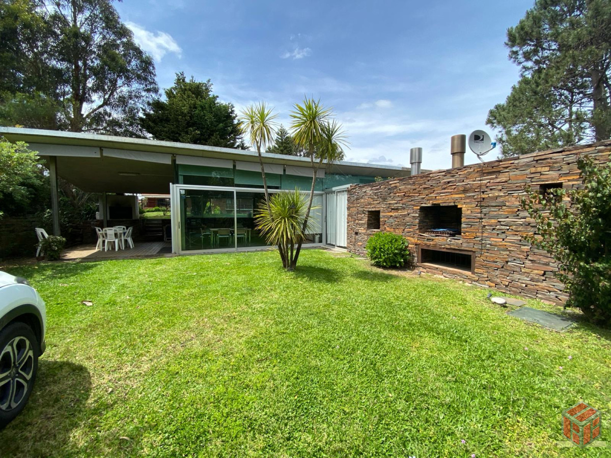 Casa ID.8874 - Casa en venta de 2 dormitorios en Pinares, Punta del Este