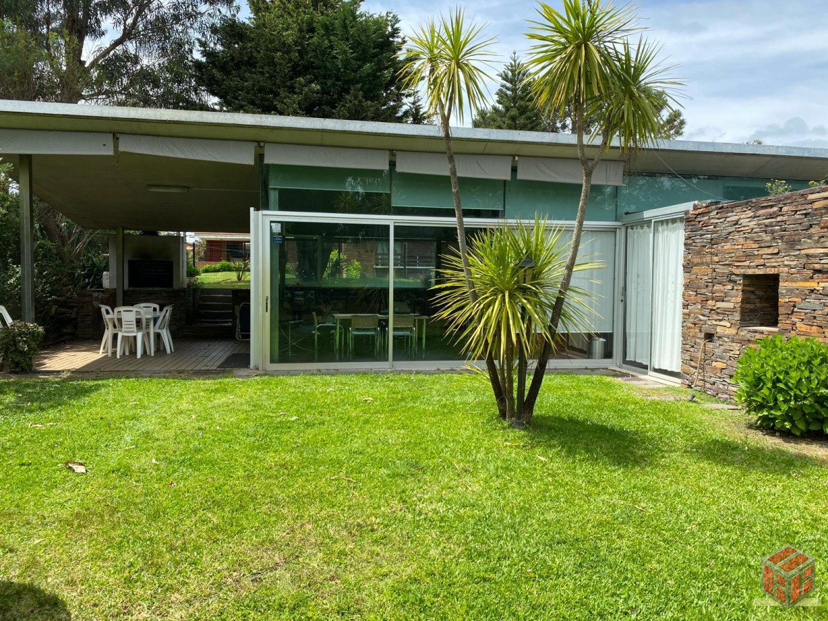 Casa ID.8874 - Casa en venta de 2 dormitorios en Pinares, Punta del Este