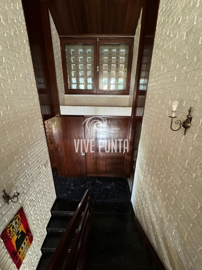 Casa ID.688 - Casa en venta 5 dormitorios en Playa Mansa, Punta del Este