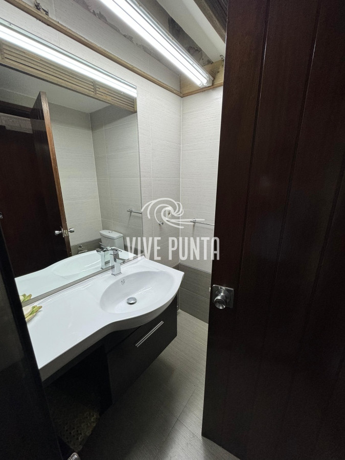 Casa ID.688 - Casa en venta 5 dormitorios en Playa Mansa, Punta del Este
