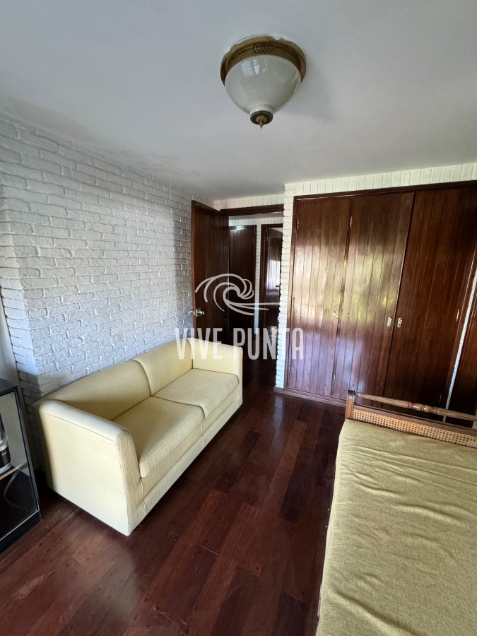 Casa ID.688 - Casa en venta 5 dormitorios en Playa Mansa, Punta del Este