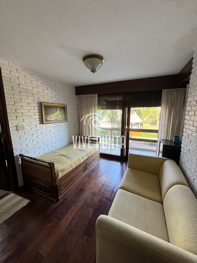 Casa ID.688 - Casa en venta 5 dormitorios en Playa Mansa, Punta del Este