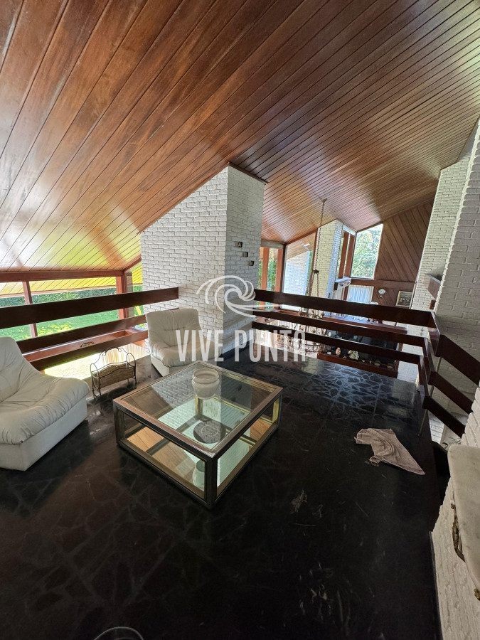 Casa ID.688 - Casa en venta 5 dormitorios en Playa Mansa, Punta del Este