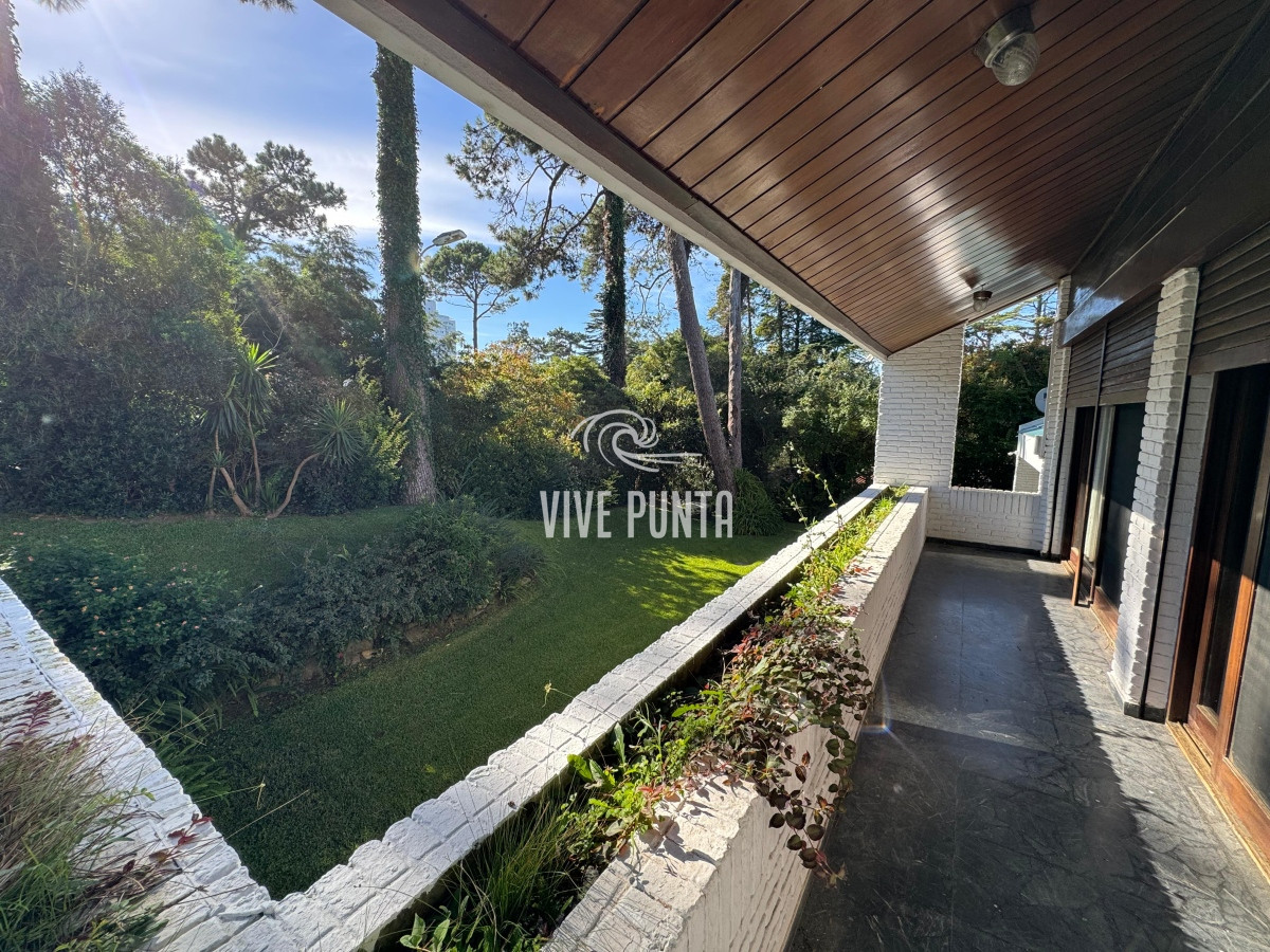 Casa ID.688 - Casa en venta 5 dormitorios en Playa Mansa, Punta del Este