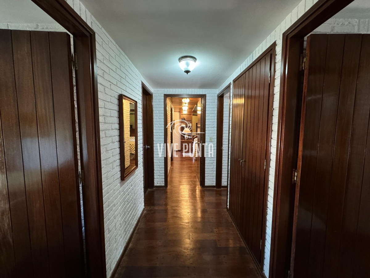 Casa ID.688 - Casa en venta 5 dormitorios en Playa Mansa, Punta del Este