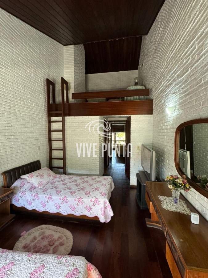 Casa ID.688 - Casa en venta 5 dormitorios en Playa Mansa, Punta del Este