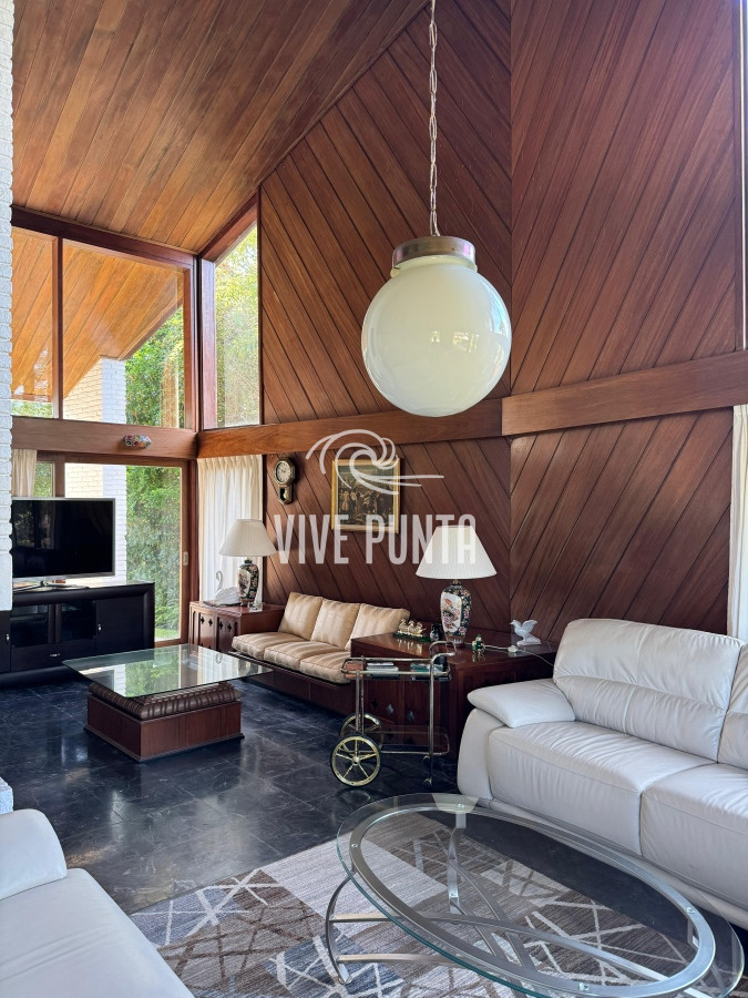 Casa ID.688 - Casa en venta 5 dormitorios en Playa Mansa, Punta del Este