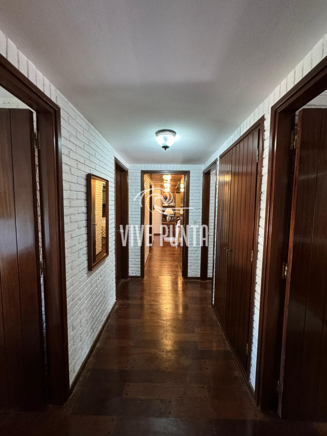 Casa ID.688 - Casa en venta 5 dormitorios en Playa Mansa, Punta del Este