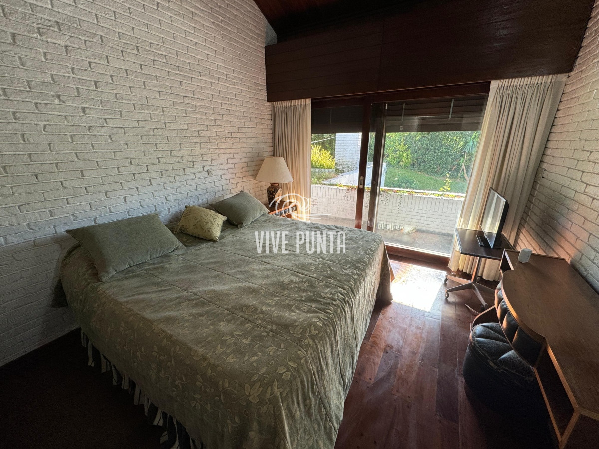 Casa ID.688 - Casa en venta 5 dormitorios en Playa Mansa, Punta del Este