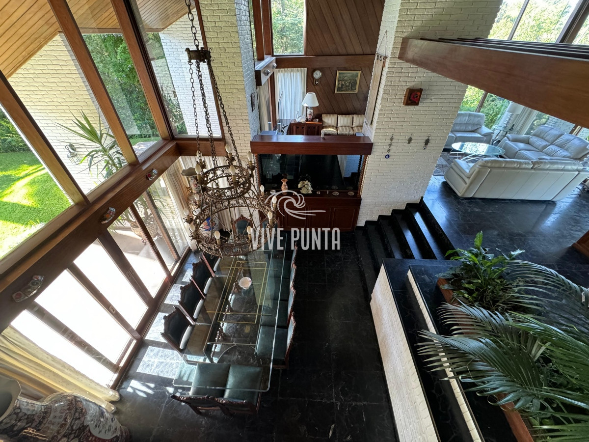 Casa ID.688 - Casa en venta 5 dormitorios en Playa Mansa, Punta del Este