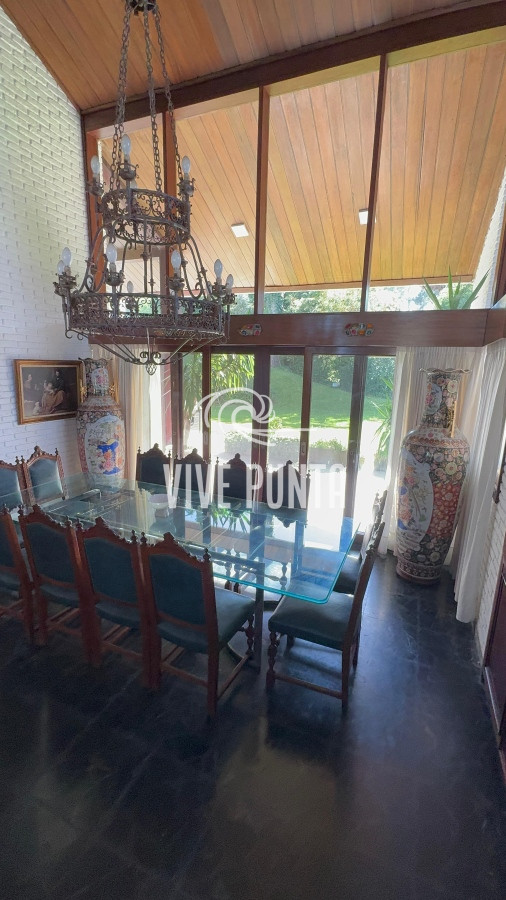 Casa ID.688 - Casa en venta 5 dormitorios en Playa Mansa, Punta del Este