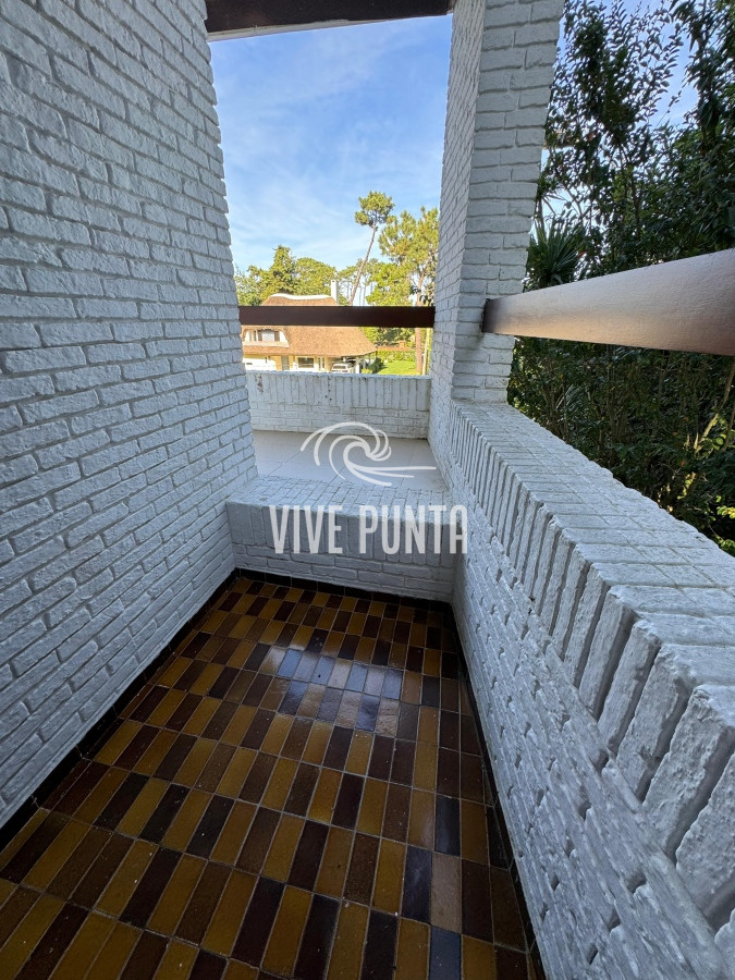 Casa ID.688 - Casa en venta 5 dormitorios en Playa Mansa, Punta del Este