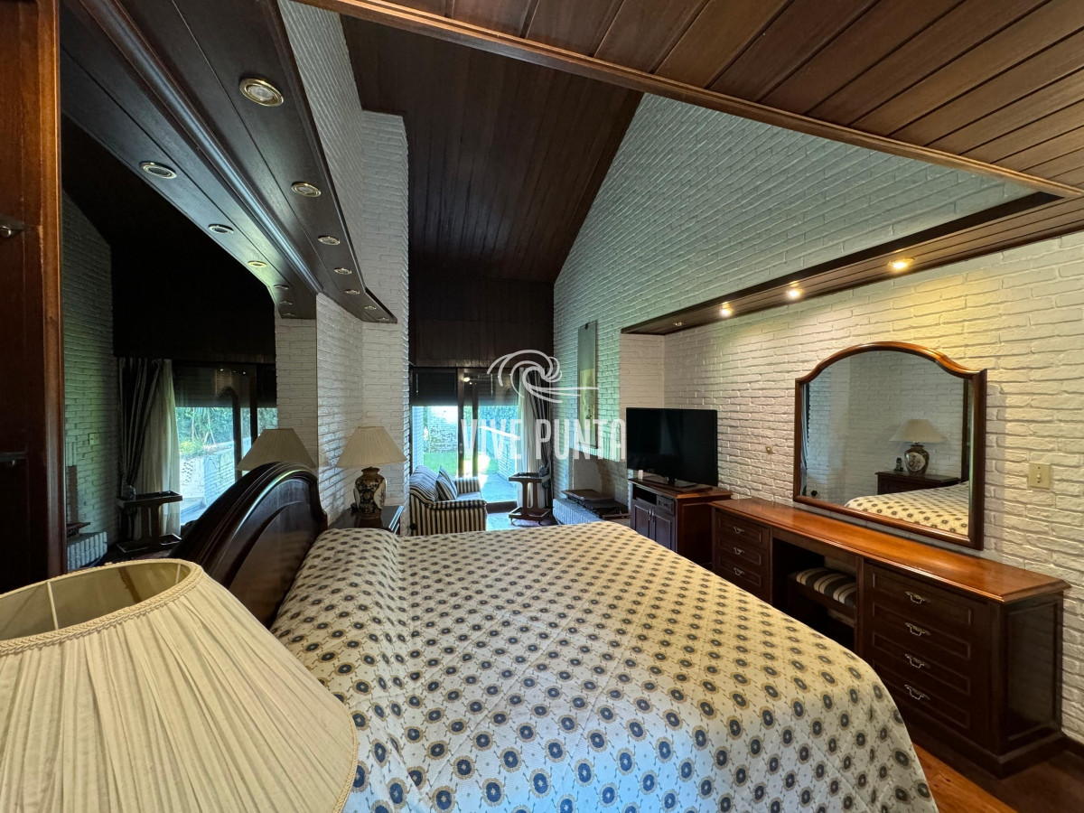 Casa ID.688 - Casa en venta 5 dormitorios en Playa Mansa, Punta del Este