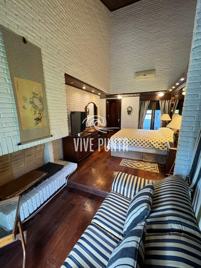 Casa ID.688 - Casa en venta 5 dormitorios en Playa Mansa, Punta del Este