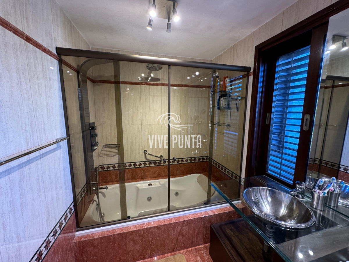 Casa ID.688 - Casa en venta 5 dormitorios en Playa Mansa, Punta del Este