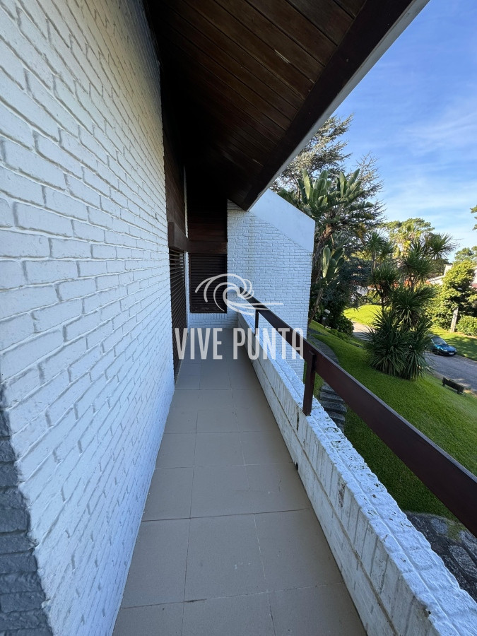 Casa ID.688 - Casa en venta 5 dormitorios en Playa Mansa, Punta del Este