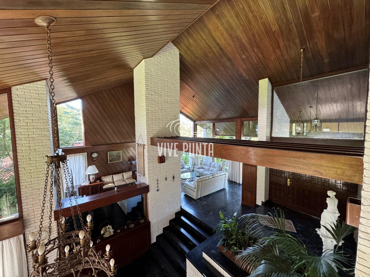 Casa ID.688 - Casa en venta 5 dormitorios en Playa Mansa, Punta del Este