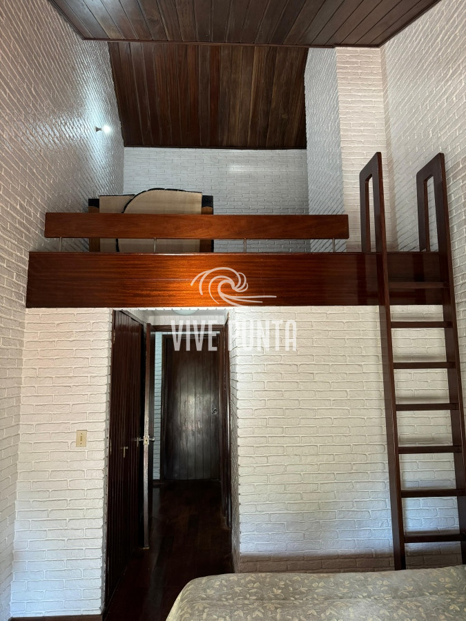 Casa ID.688 - Casa en venta 5 dormitorios en Playa Mansa, Punta del Este