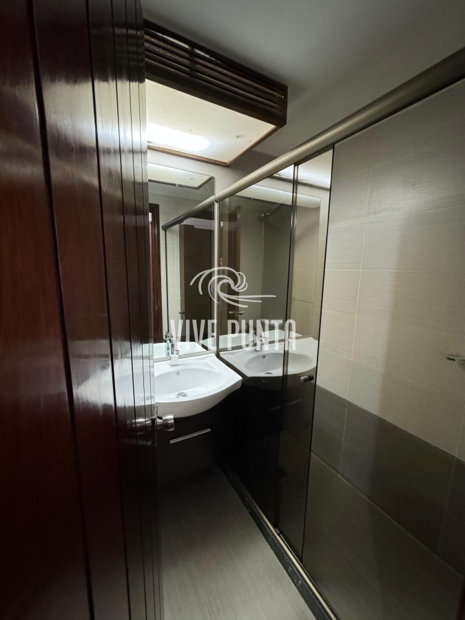 Casa ID.688 - Casa en venta 5 dormitorios en Playa Mansa, Punta del Este