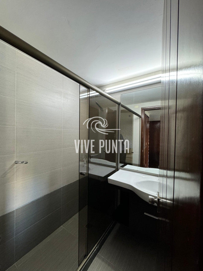 Casa ID.688 - Casa en venta 5 dormitorios en Playa Mansa, Punta del Este