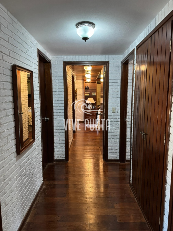 Casa ID.688 - Casa en venta 5 dormitorios en Playa Mansa, Punta del Este