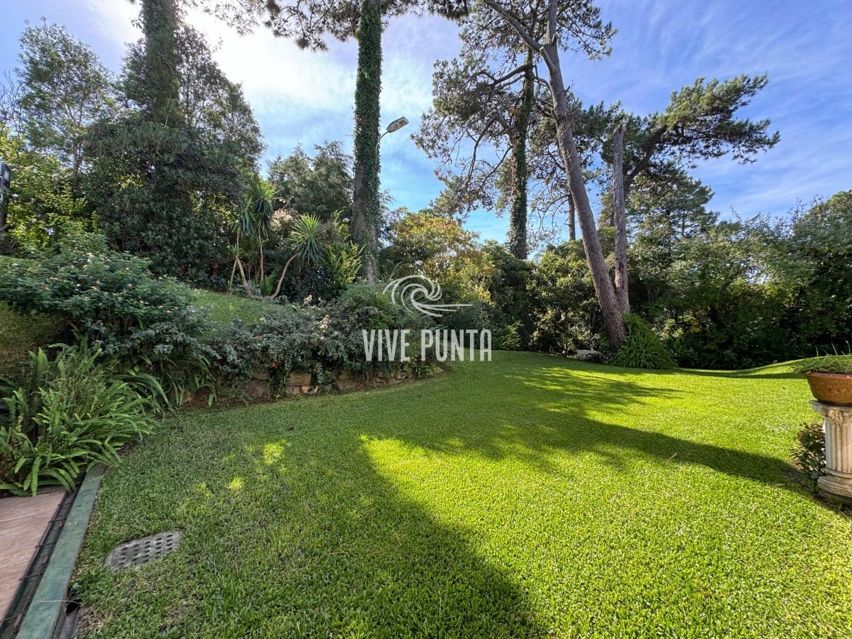 Casa ID.688 - Casa en venta 5 dormitorios en Playa Mansa, Punta del Este