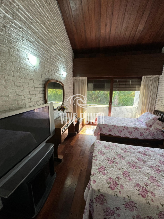 Casa ID.688 - Casa en venta 5 dormitorios en Playa Mansa, Punta del Este