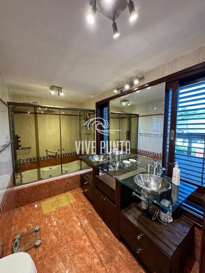 Casa ID.688 - Casa en venta 5 dormitorios en Playa Mansa, Punta del Este