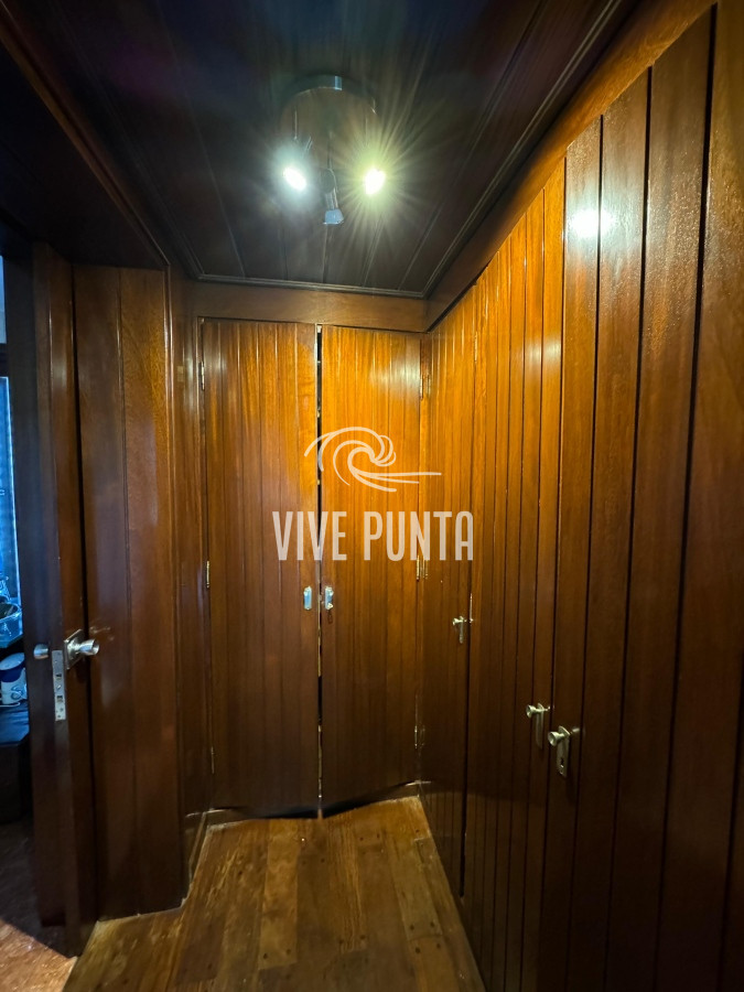 Casa ID.688 - Casa en venta 5 dormitorios en Playa Mansa, Punta del Este