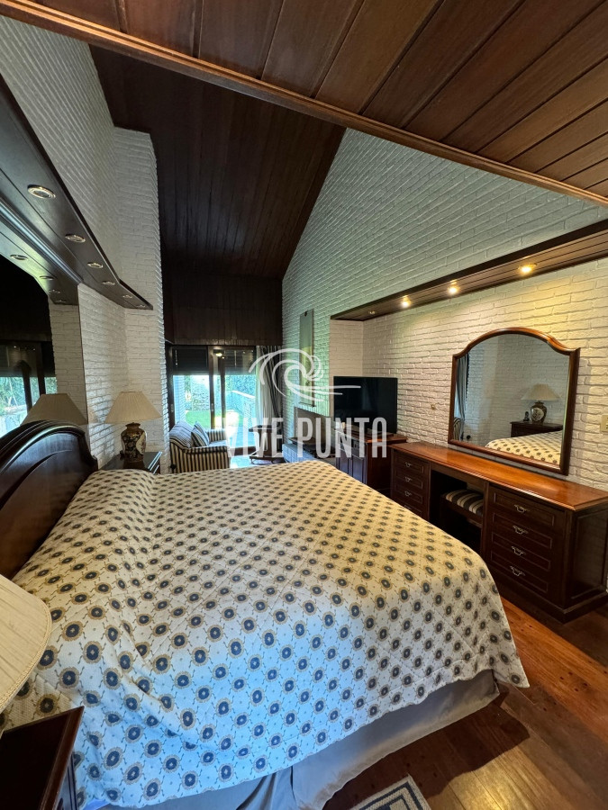 Casa ID.688 - Casa en venta 5 dormitorios en Playa Mansa, Punta del Este
