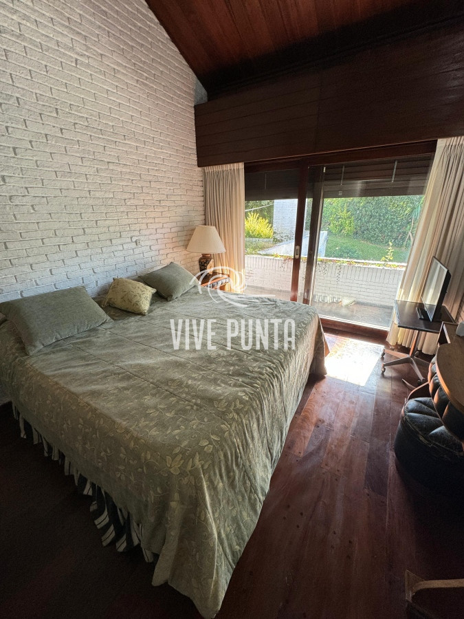 Casa ID.688 - Casa en venta 5 dormitorios en Playa Mansa, Punta del Este