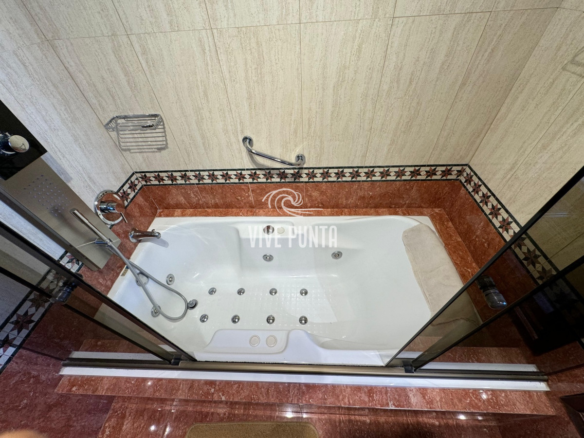 Casa ID.688 - Casa en venta 5 dormitorios en Playa Mansa, Punta del Este