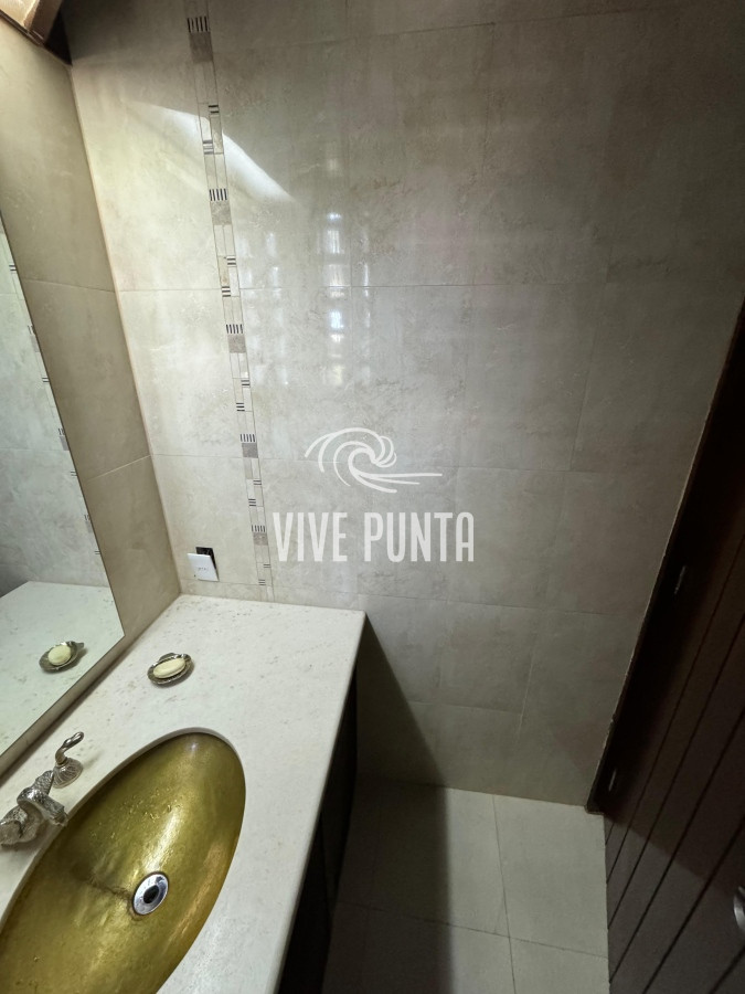 Casa ID.688 - Casa en venta 5 dormitorios en Playa Mansa, Punta del Este