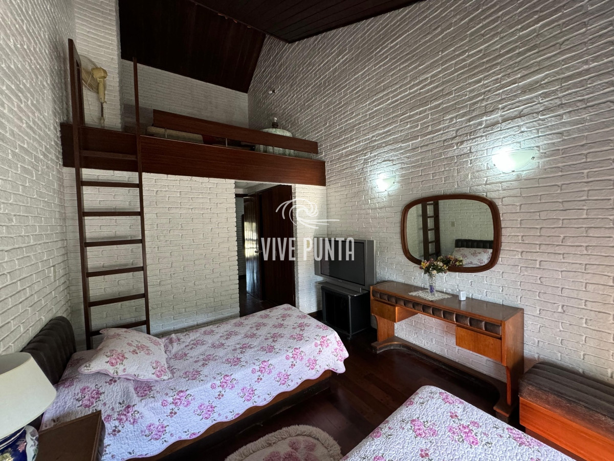 Casa ID.688 - Casa en venta 5 dormitorios en Playa Mansa, Punta del Este