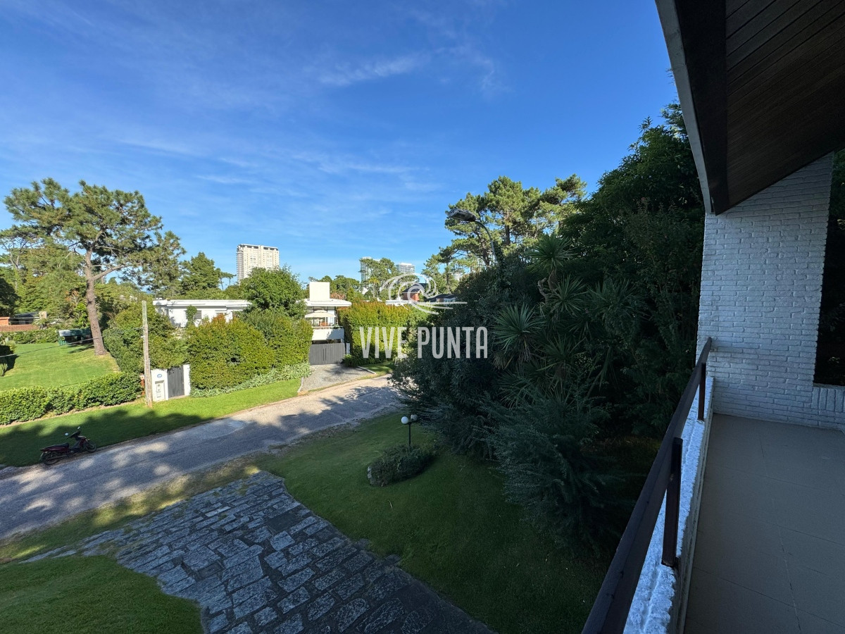 Casa ID.688 - Casa en venta 5 dormitorios en Playa Mansa, Punta del Este