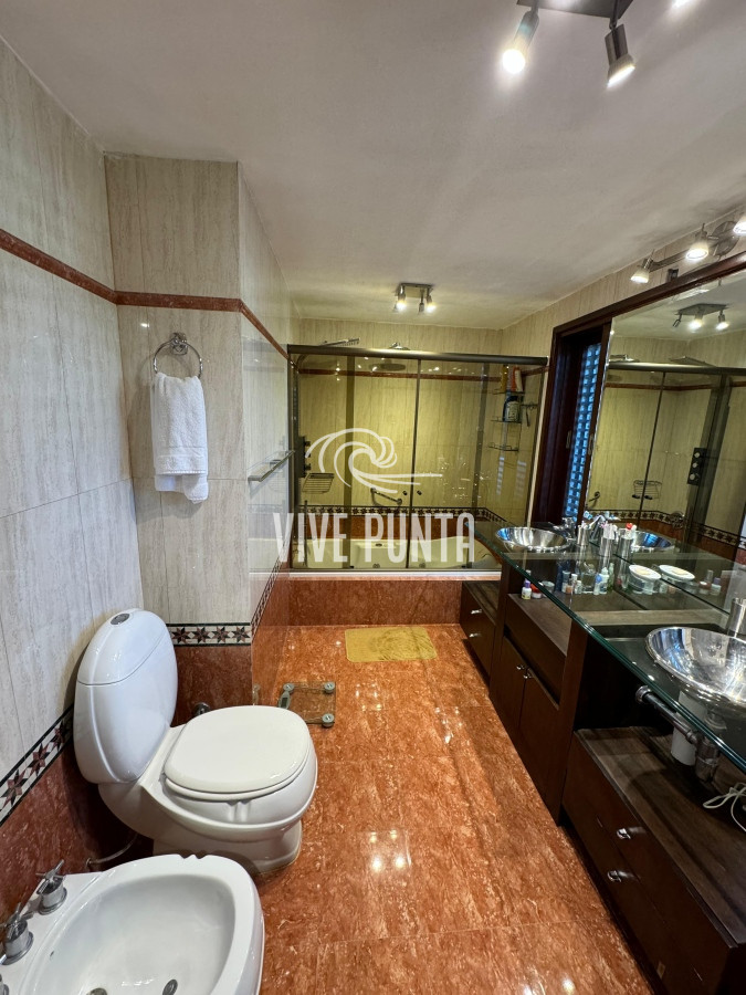 Casa ID.688 - Casa en venta 5 dormitorios en Playa Mansa, Punta del Este