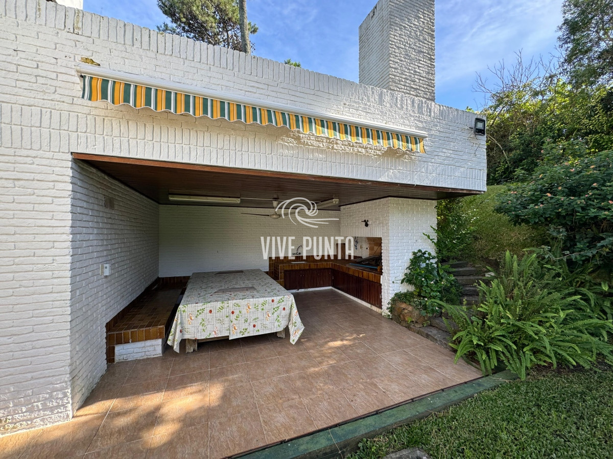 Casa ID.688 - Casa en venta 5 dormitorios en Playa Mansa, Punta del Este